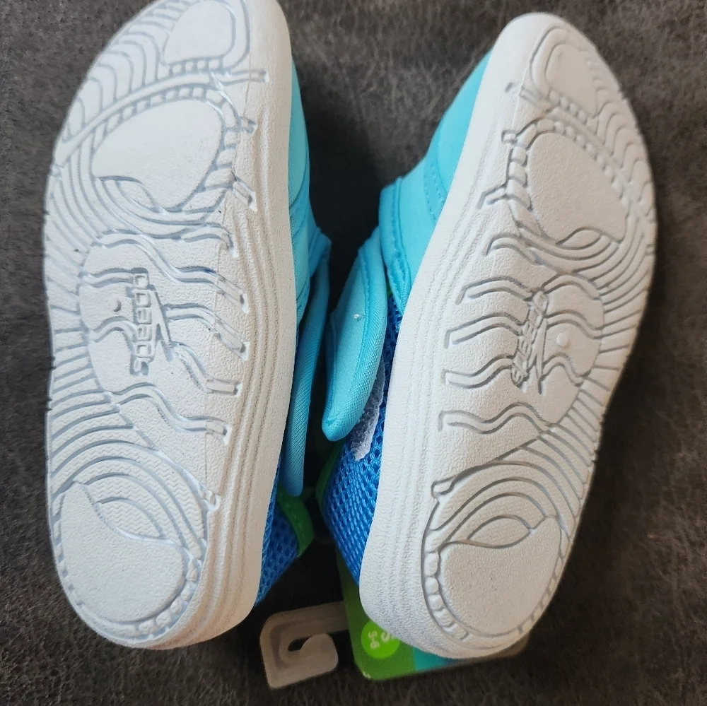 Speedo toddler swim shoes size SMALL 5/6. Speedo blue swim shoe